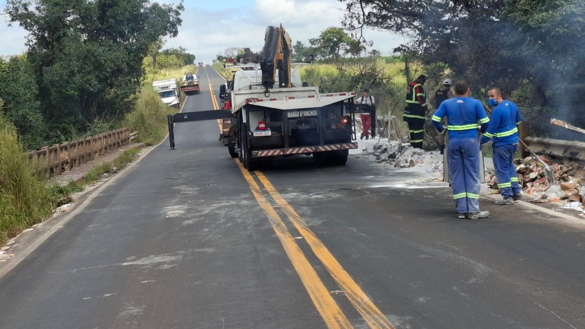 Veículo foi retirado apenas no dia seguinte. Rodovia ficou interditada. (foto: divulgação/PMRv)
