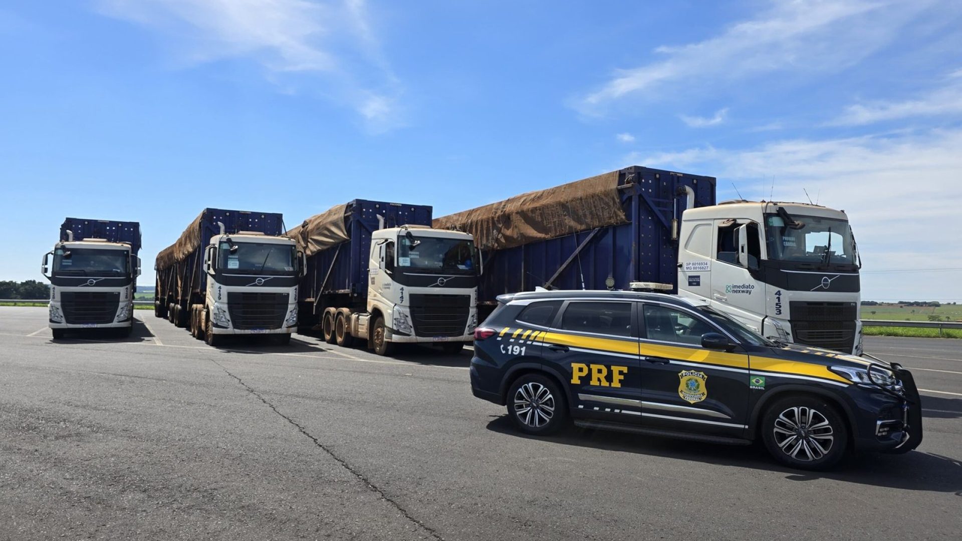 A legislação de trânsito determina que o caminhão com carga acima do permitido seja retido até a regularização (foto: divulgaçãO/PRF)