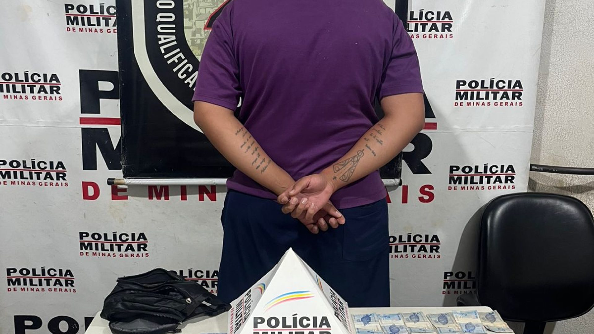 Suspeito de tráfico foi preso após arremessar bolsa com drogas ao avistar a PM em Uberaba