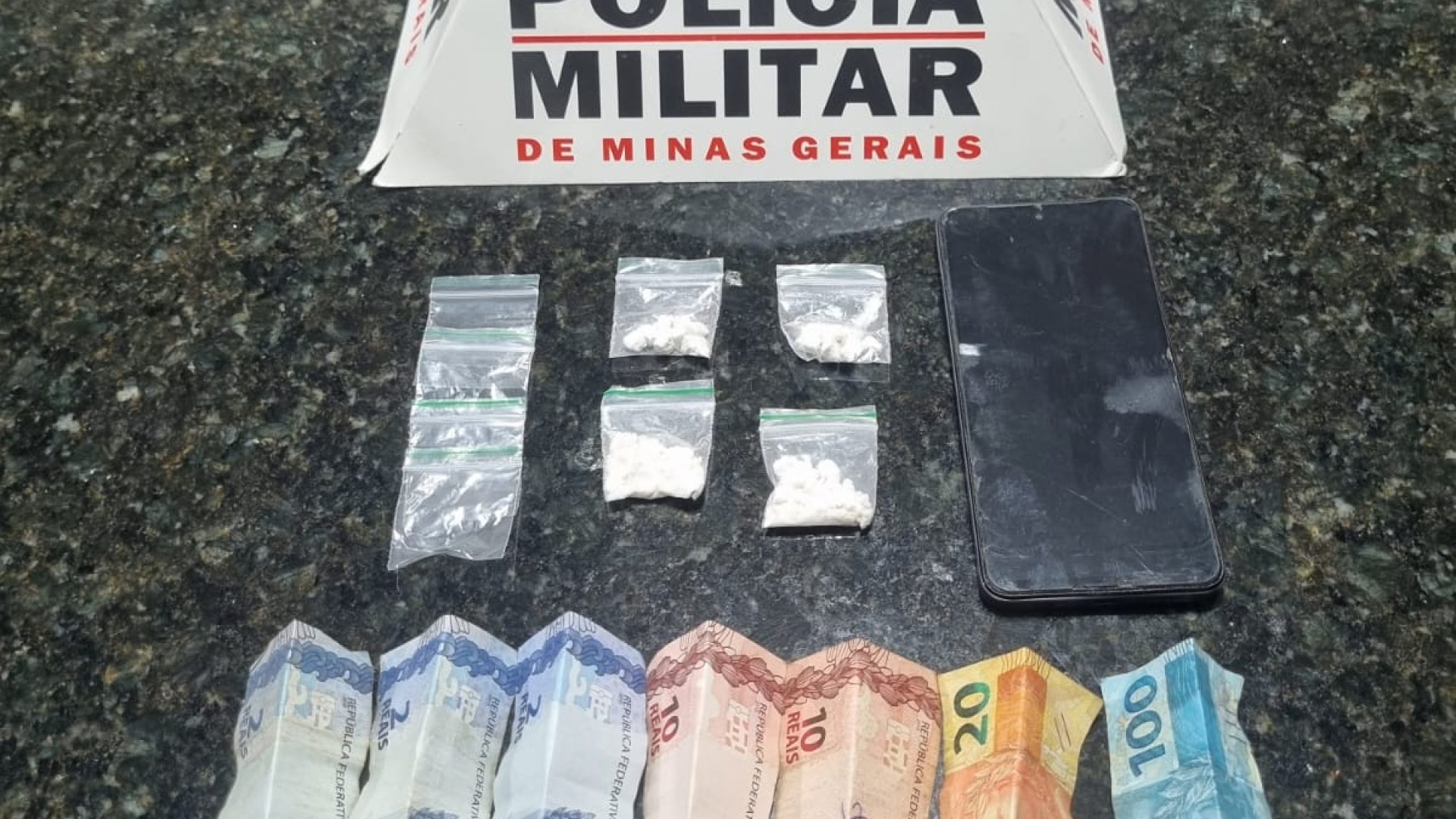 Suspeito de tráfico é preso com cocaína em Prata (MG), após perseguição pela MGC-497