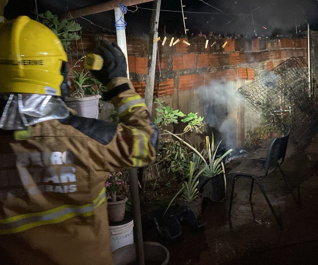 Incêndio mobiliza bombeiros no Centro de Ituiutaba. Fogo começou após queima de entulho e atingiu imóvel vizinho com materiais acumulados.