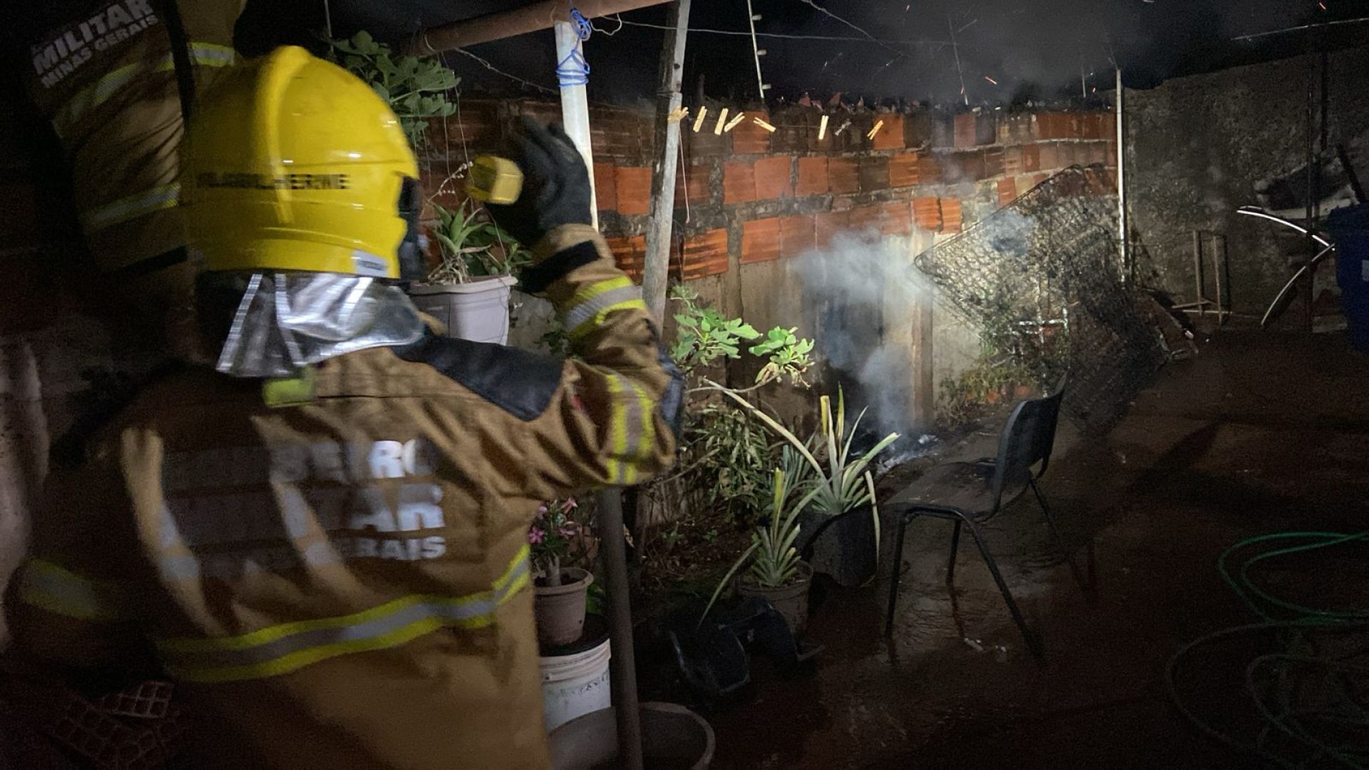 Incêndio mobiliza bombeiros no Centro de Ituiutaba. Fogo começou após queima de entulho e atingiu imóvel vizinho com materiais acumulados.