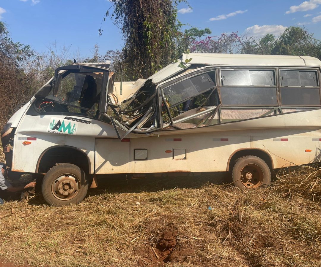 Micro-ônibus com trabalhadores capota na MGC-497, em Iturama