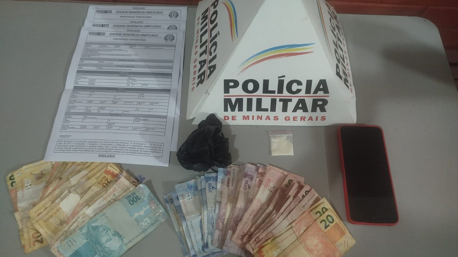 Polícia Militar prende mulher por tráfico de drogas em Ituiutaba após denúncias anônimas