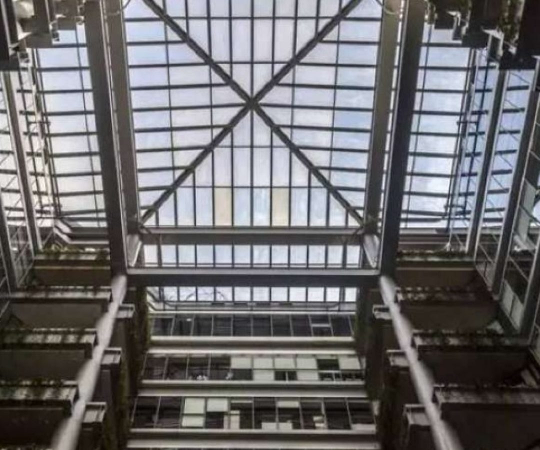 Um trabalhador de 48 anos morreu após cair de uma grande altura no Centro Empresarial do Aço (CEA), no bairro Jabaquara, Zona Sul...