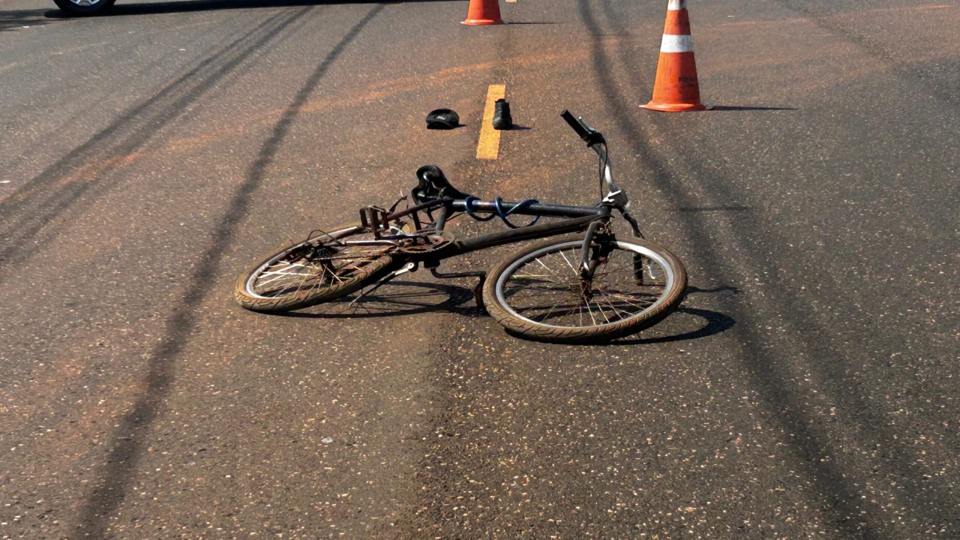 Ciclista sofre traumatismo craniano grave em acidente na avenida Carlito Cordeiro, em Uberlândia