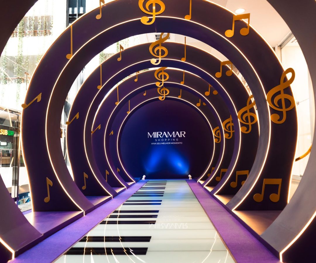 Piano interativo gigante é atração gratuita no Miramar Shopping até domingo em Santos