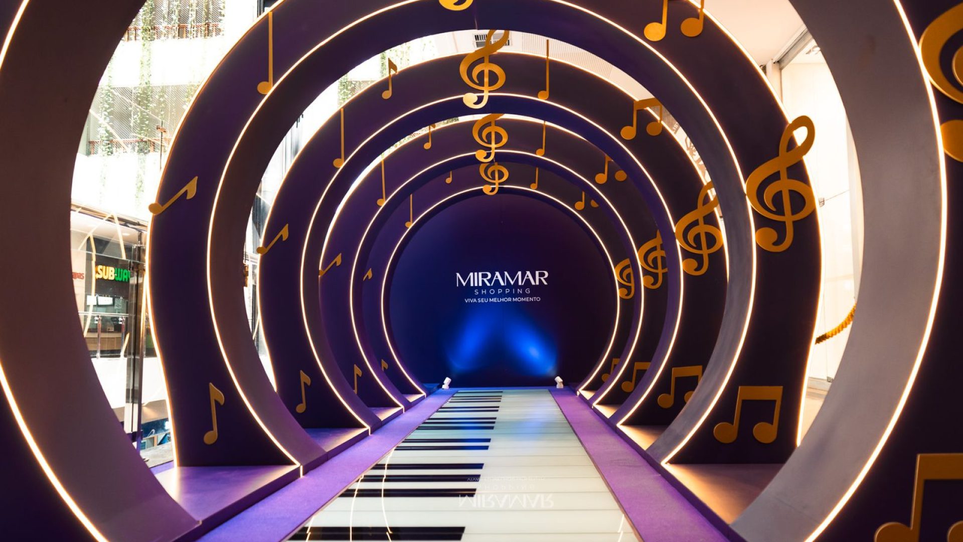 Piano interativo gigante é atração gratuita no Miramar Shopping até domingo em Santos