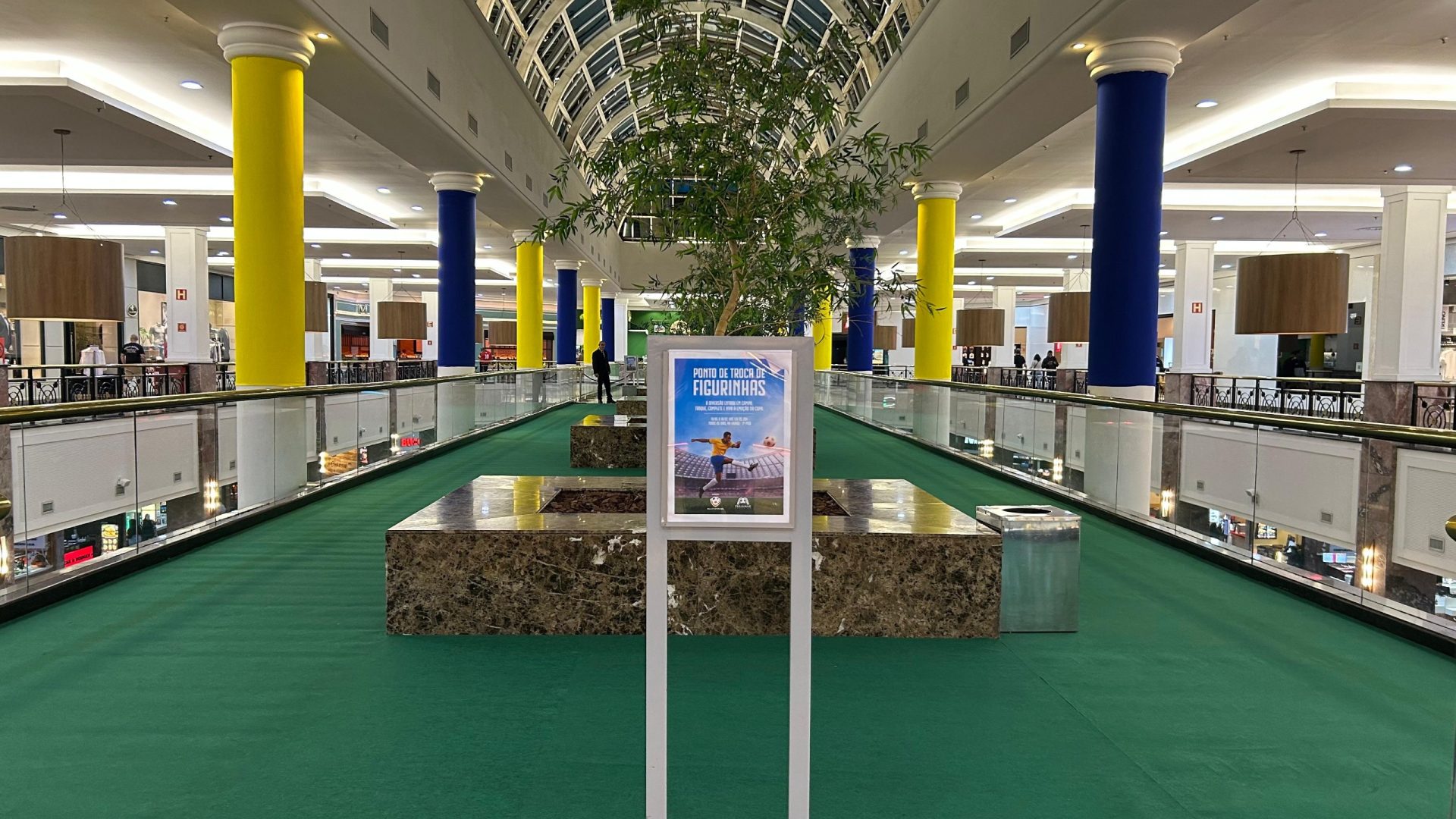Praiamar Shopping ganha espaço para troca de figurinhas da maior competição de futebol do mundo