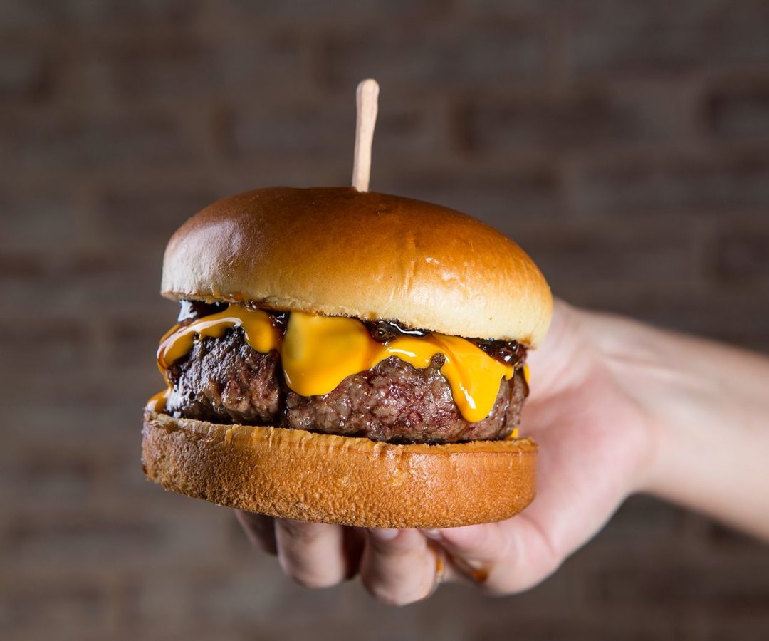 Naus Burger celebra o Dia do Hambúrguer com 50% de desconto