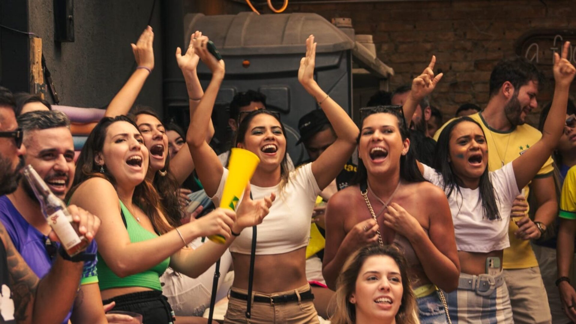 “Copa de Todas as Casas” transforma rua de Santos em ponto de encontro da torcida