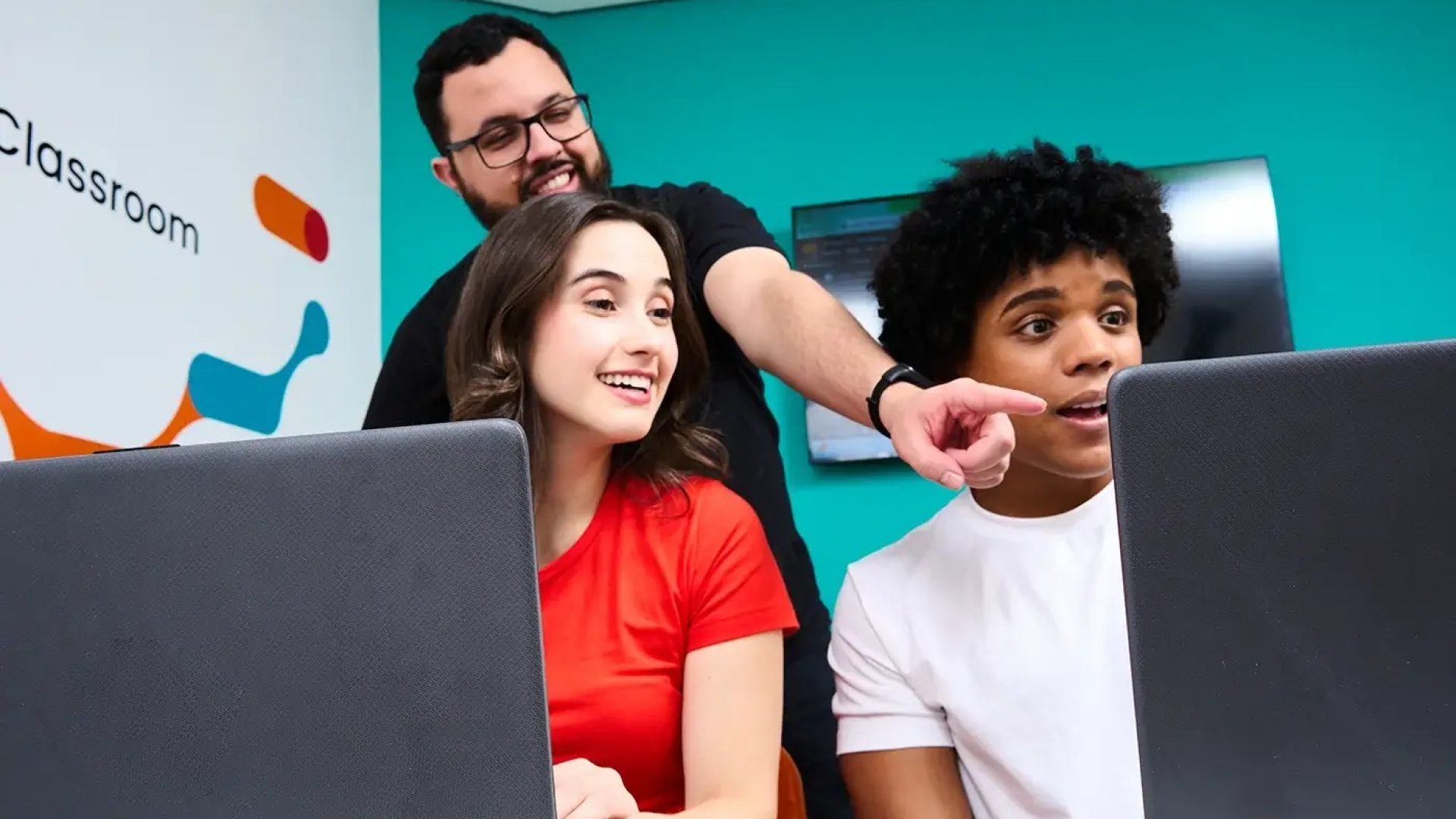 Escola de idiomas lança curso de Inteligência Artificial e tecnologia em Santos