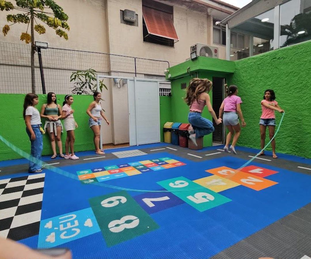 Curso de férias com tema Disney une inglês e diversão para crianças e adolescentes em Santos