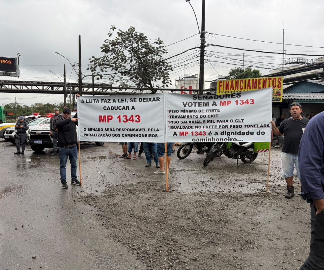 Greve de caminhoneiros começa nos portos e cobra votação urgente da MP do Frete