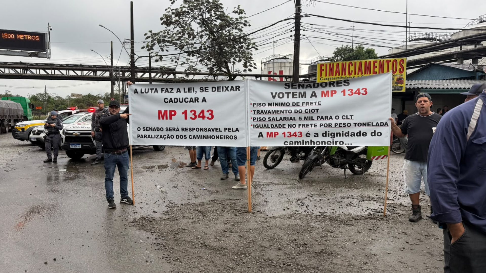 Greve de caminhoneiros começa nos portos e cobra votação urgente da MP do Frete