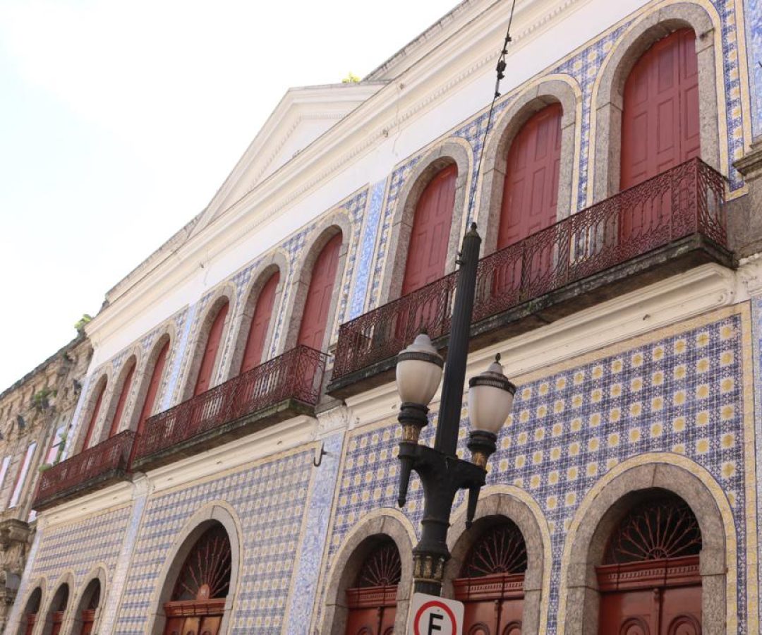 Passeio gratuito em Santos oferece city tour com prática de inglês para adultos