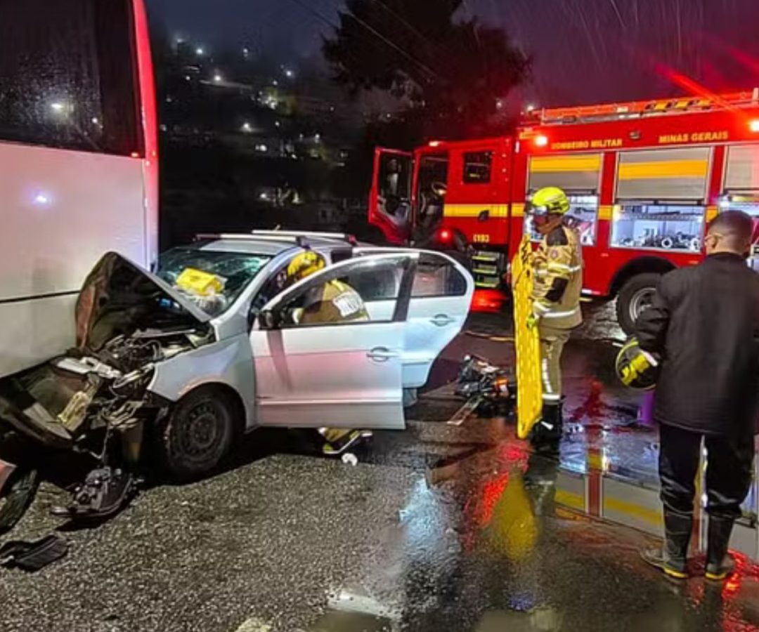 Carro bate em ônibus