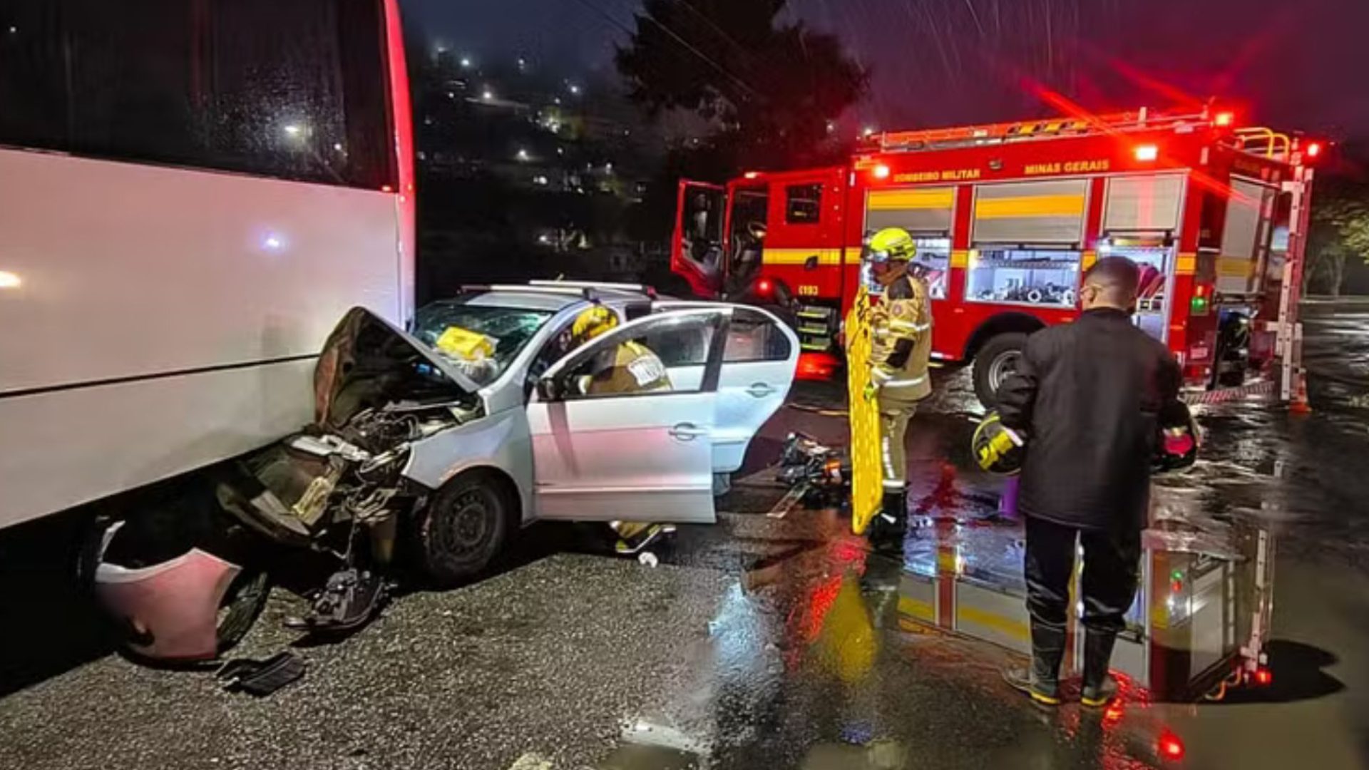 Carro bate em ônibus