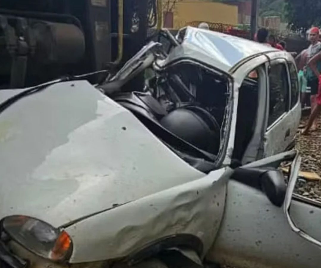 acidente entre carro e trem em Juiz de Fora