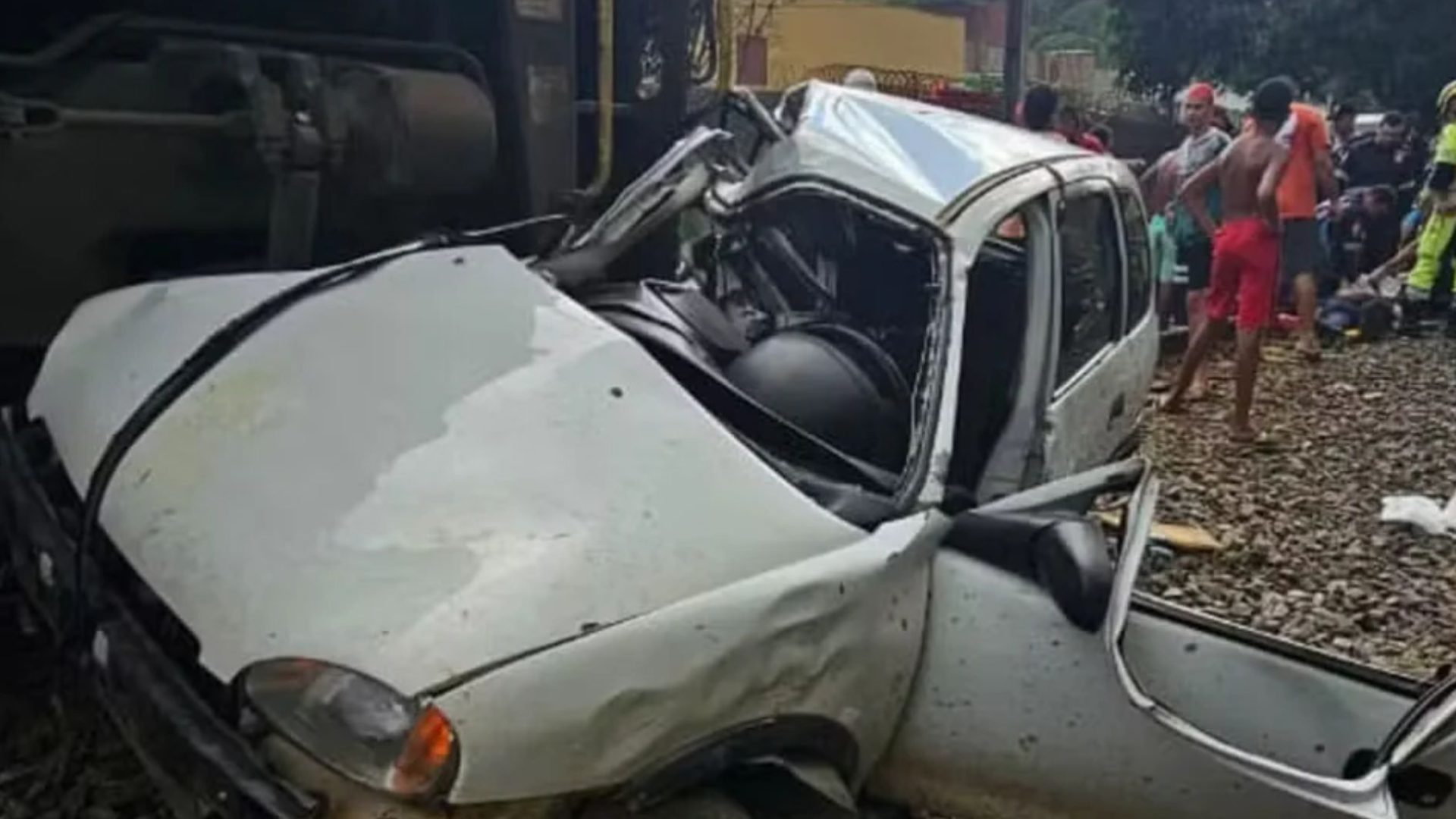 acidente entre carro e trem em Juiz de Fora
