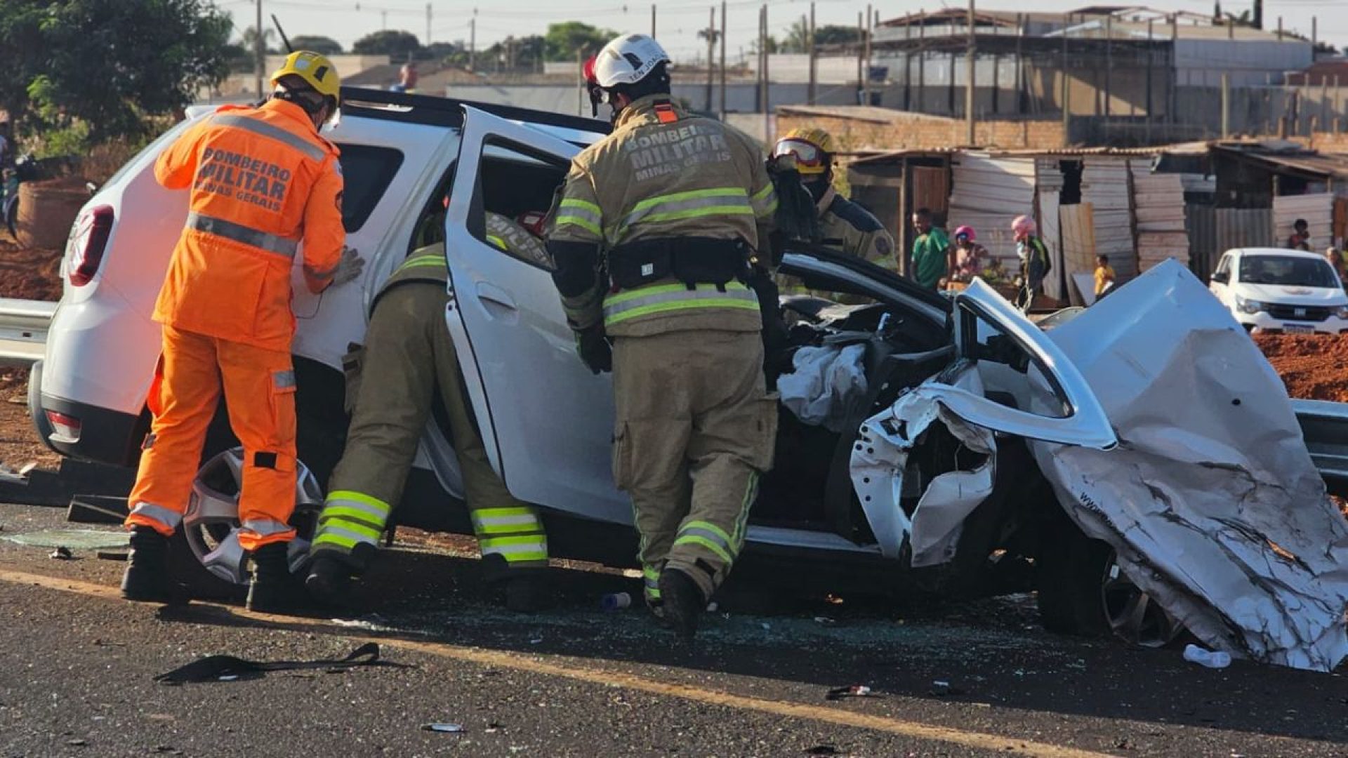 acidente entre carro e caminhão na BR-365, em Uberlândia