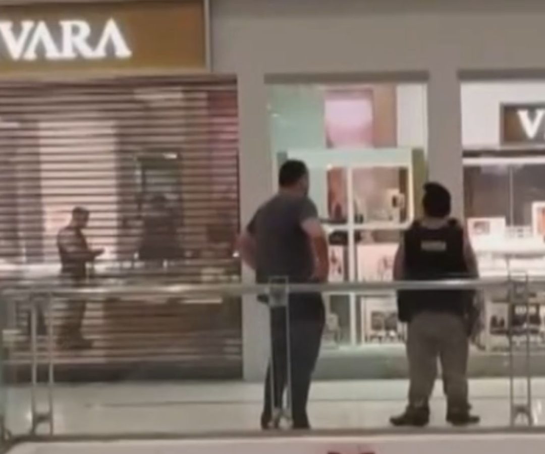 adolescente invade joalheria