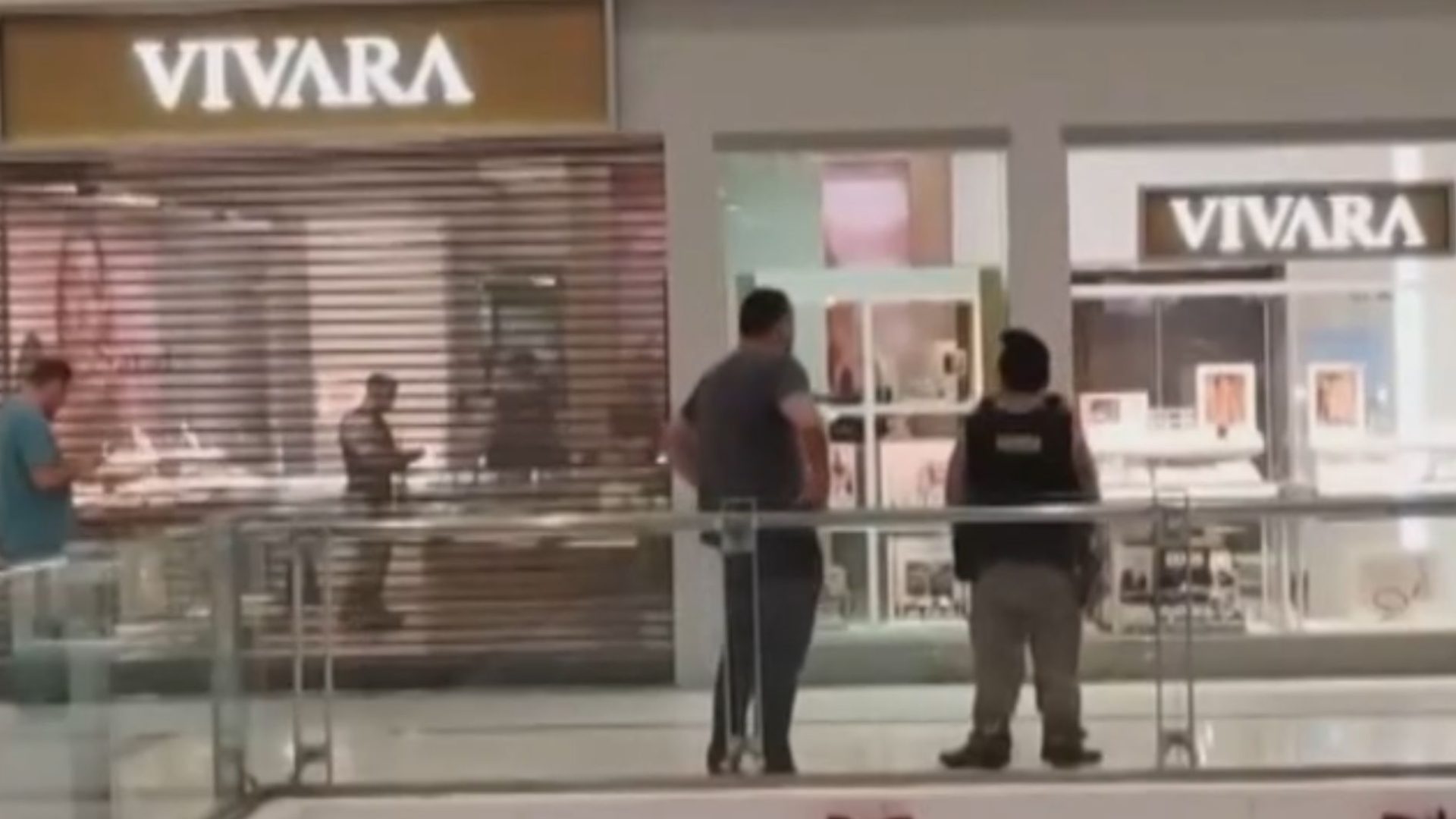 adolescente invade joalheria
