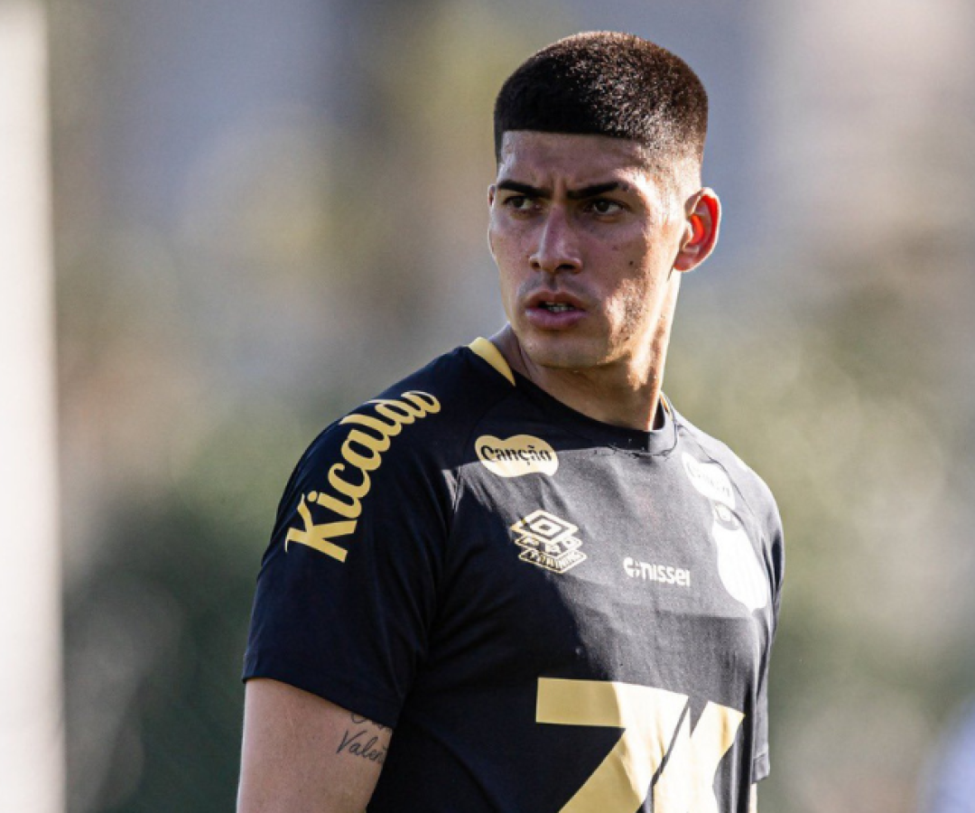 O Santos apresentou oficialmente o zagueiro argentino Adonis Frías, de 27 anos, nesta quarta-feira (10), na Vila Belmiro. O defensor...