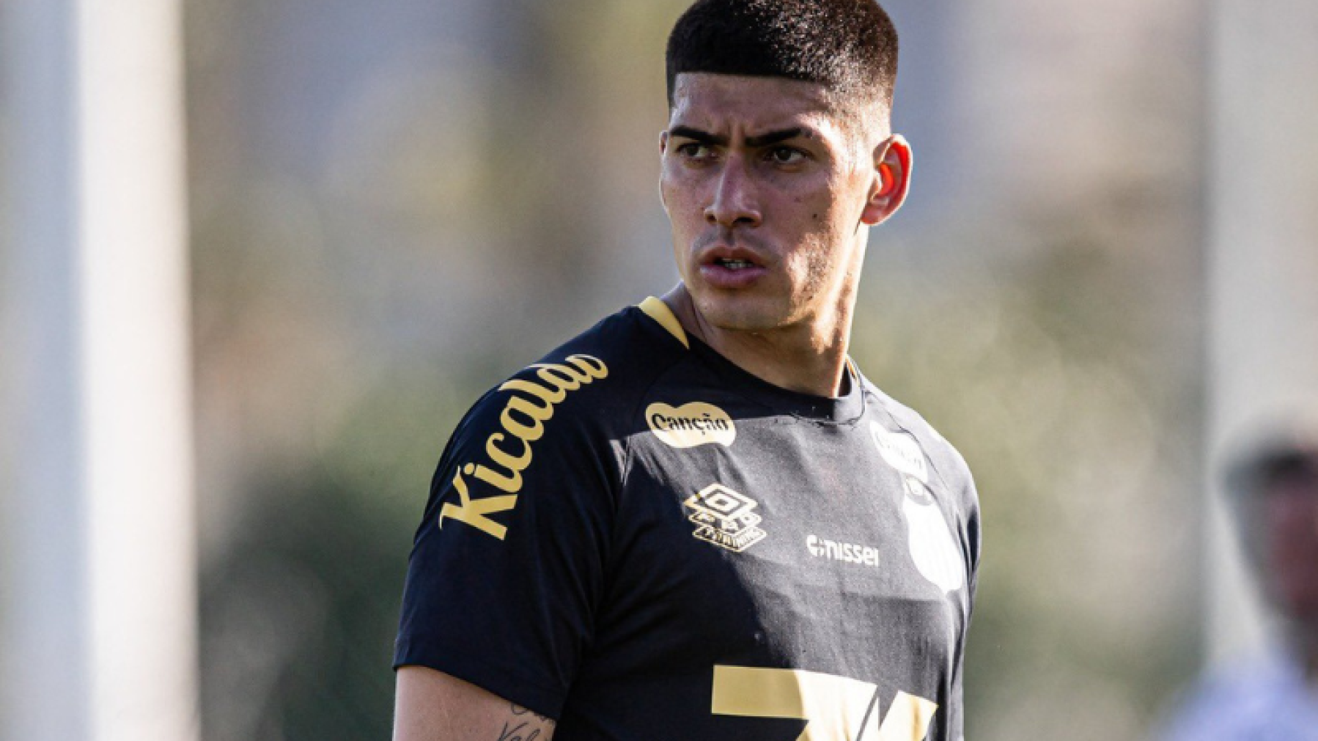 O Santos apresentou oficialmente o zagueiro argentino Adonis Frías, de 27 anos, nesta quarta-feira (10), na Vila Belmiro. O defensor...