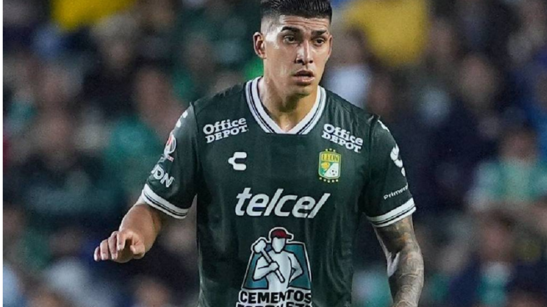 O Santos encaminhou a contratação do zagueiro argentino Adonís Frías, de 27 anos, que pertence ao León, do México. O Peixe deve pagar...