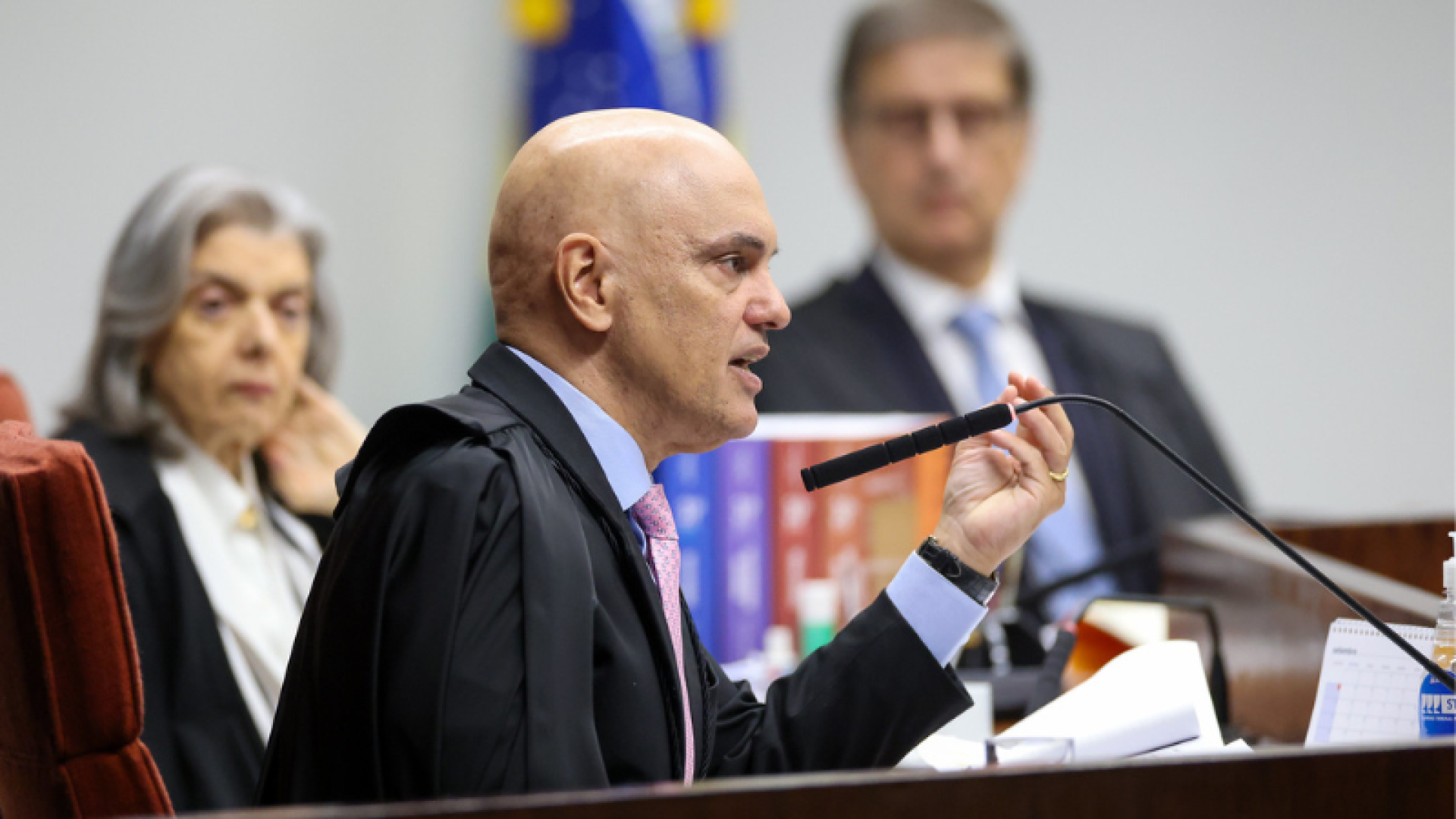 O ministro Alexandre de Moraes, relator no STF, votou nesta terça (9) pela condenação de Jair Bolsonaro e outros sete réus por tentativa de...