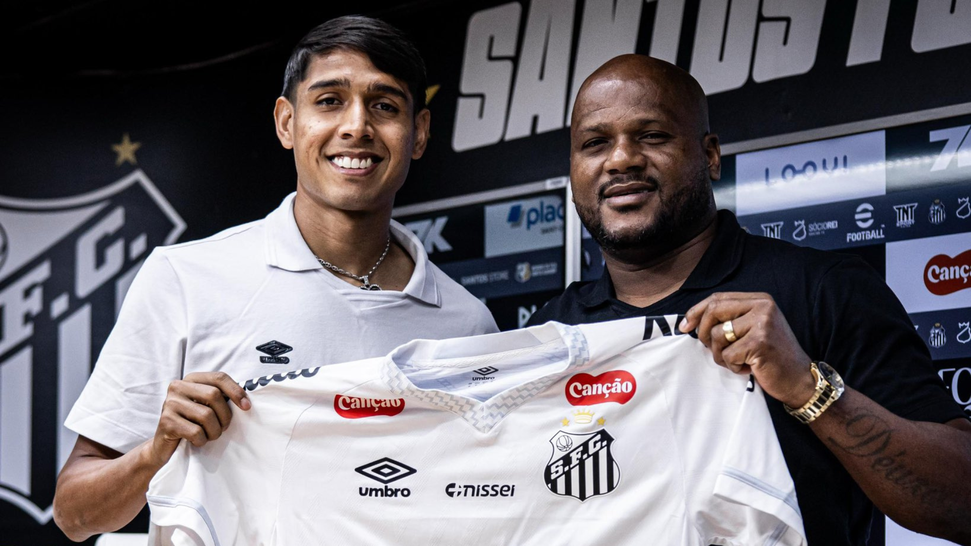 O Santos apresentou oficialmente nesta terça-feira o zagueiro paraguaio Alexis Duarte, de 25 anos, contratado até 2029. O defensor vestirá...