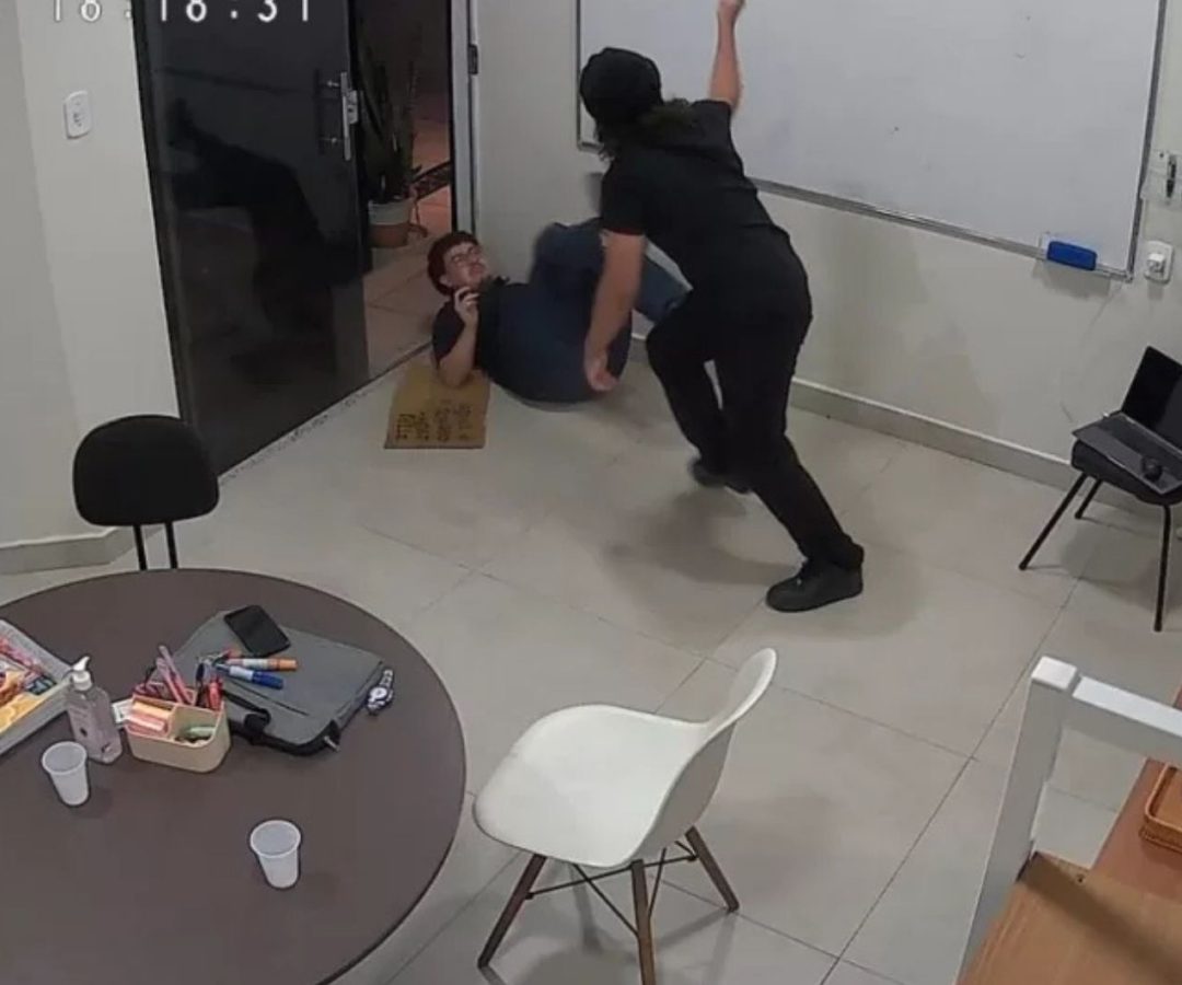 aluno de 14 anos esfaqueia professor