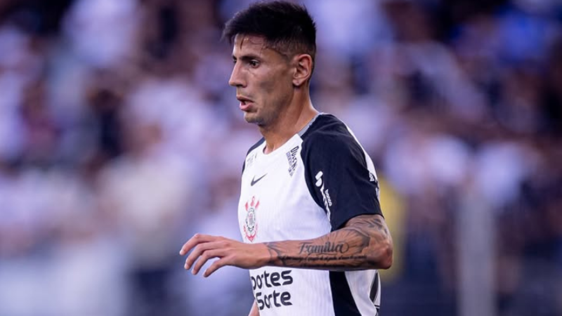 O Corinthians abriu conversas para renovar o contrato de Fabrizio Angileri, lateral-esquerdo argentino de 31 anos, que tem vínculo até...