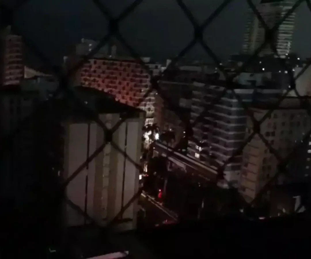 Um apagão surpreendeu moradores de Santos na noite desta terça-feira (26), logo após o temporal que atingiu a cidade.