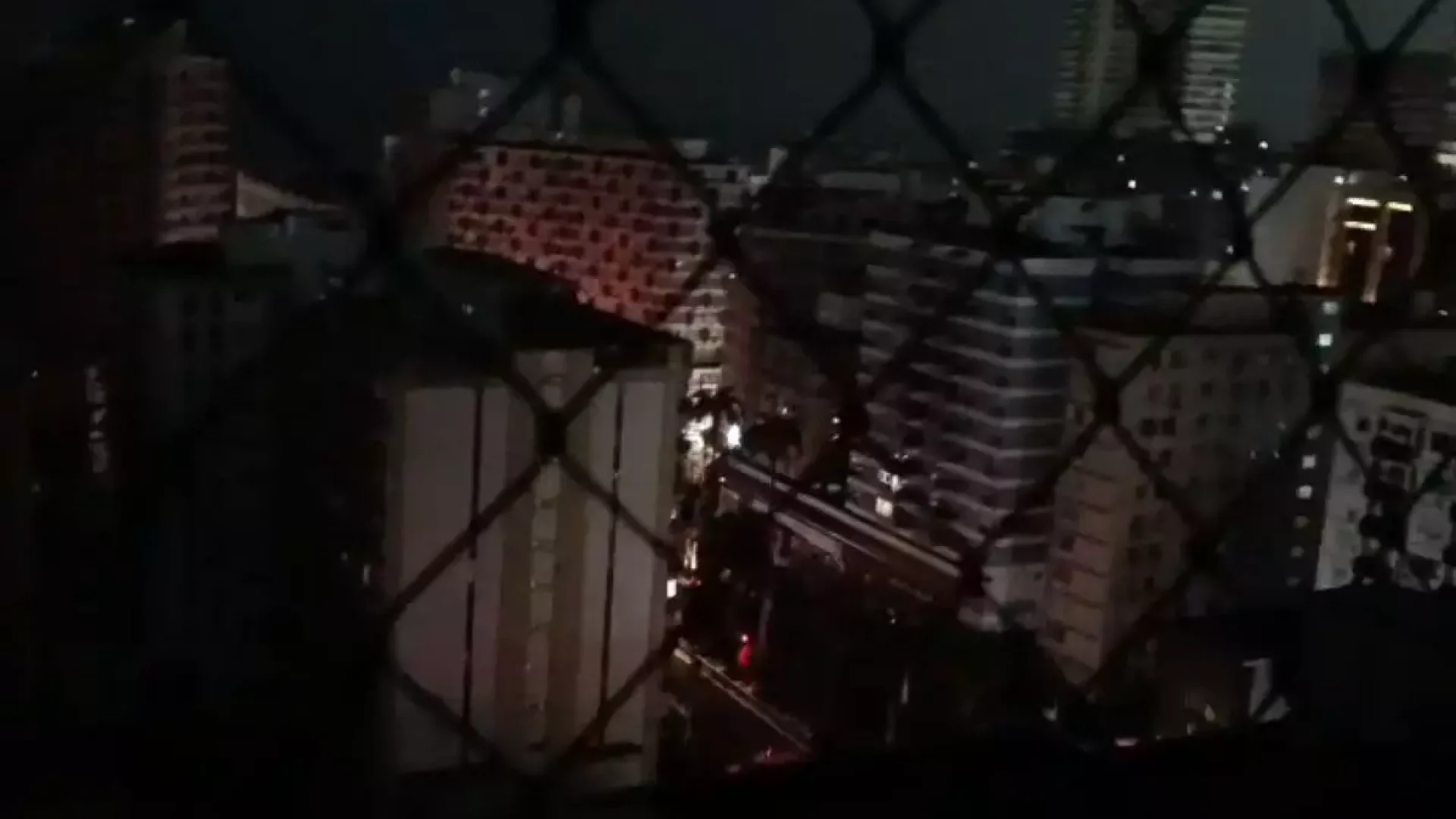 Um apagão surpreendeu moradores de Santos na noite desta terça-feira (26), logo após o temporal que atingiu a cidade.