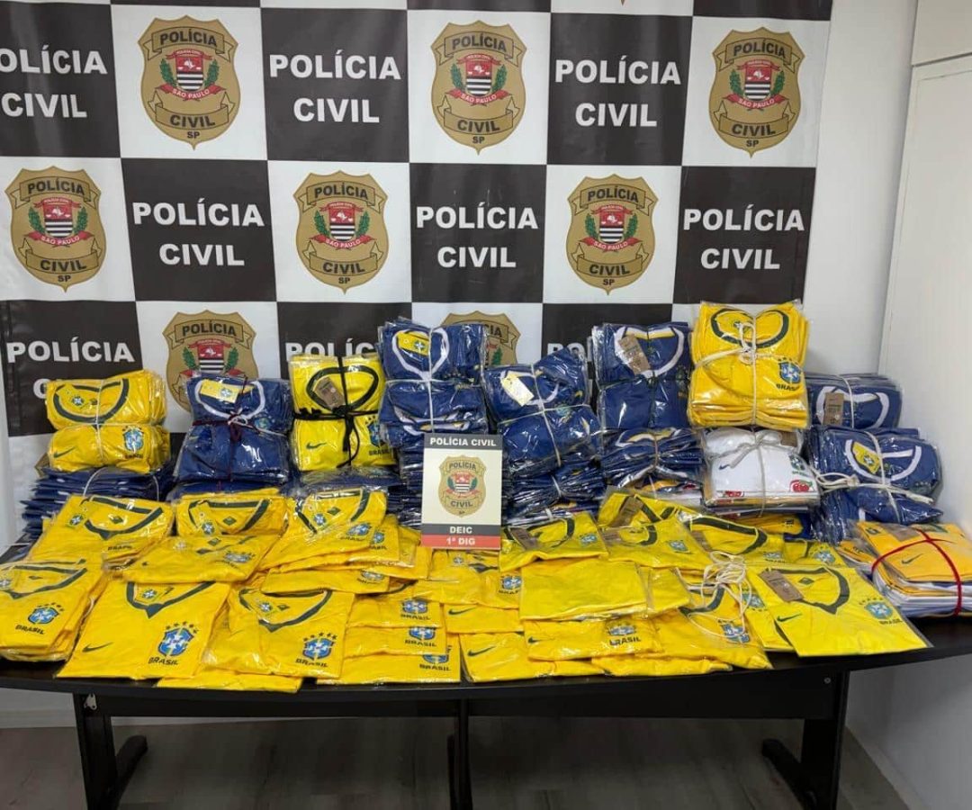 Polícia apreende 50 mil figurinhas e mil álbuns falsificados da Copa 2026 em SP