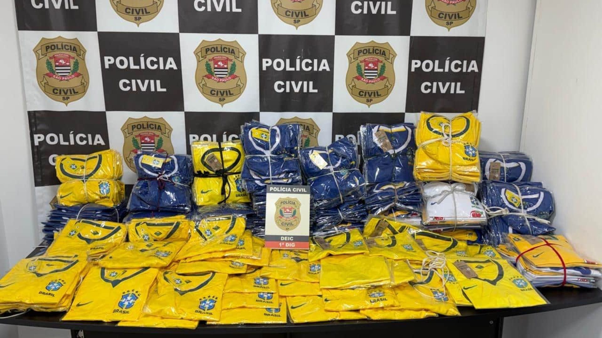 Polícia apreende 50 mil figurinhas e mil álbuns falsificados da Copa 2026 em SP