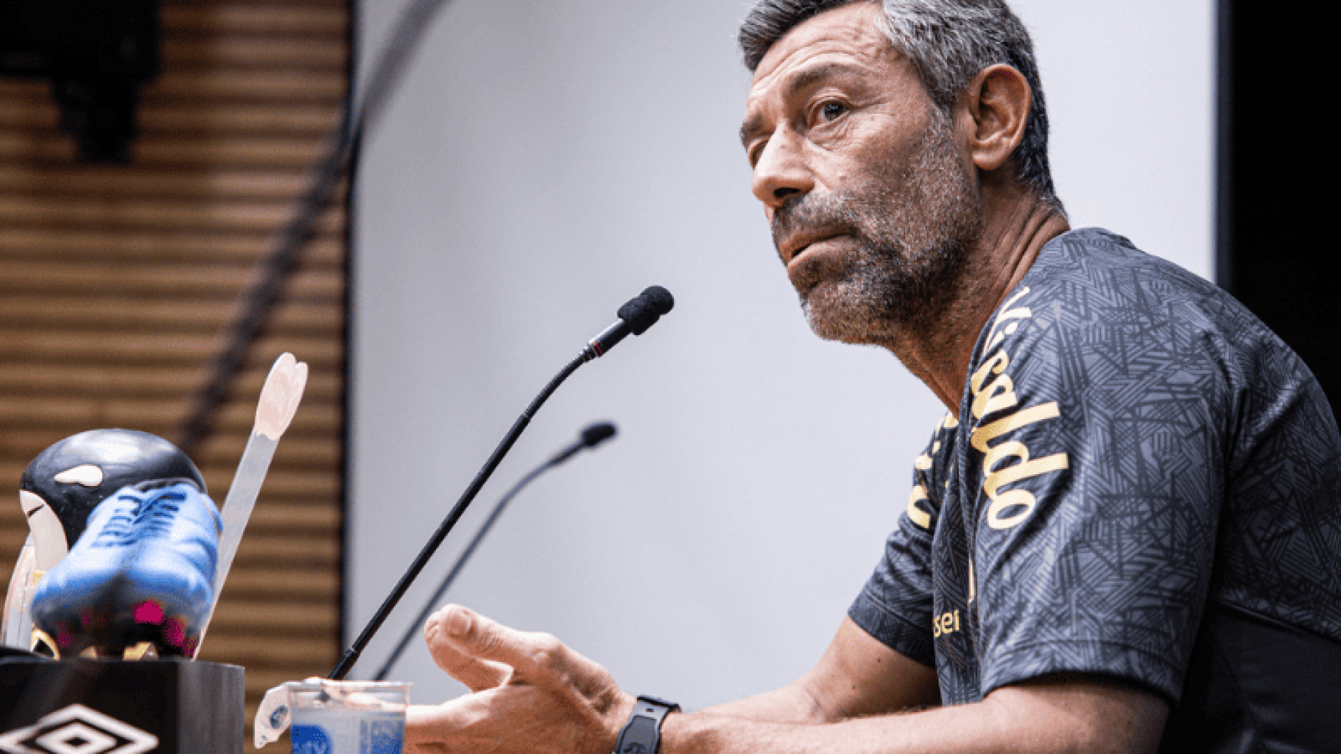 O técnico português Pedro Caixinha, demitido pelo Santos em abril, acionou o clube na FIFA cobrando o pagamento integral da multa rescisória.