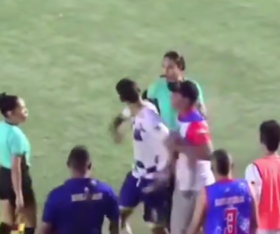 A árbitra Vanessa Ceballos foi agredida com um tapa no rosto pelo jogador Bolívar, do Real Alianza, após expulsá-lo em partida da terceira...