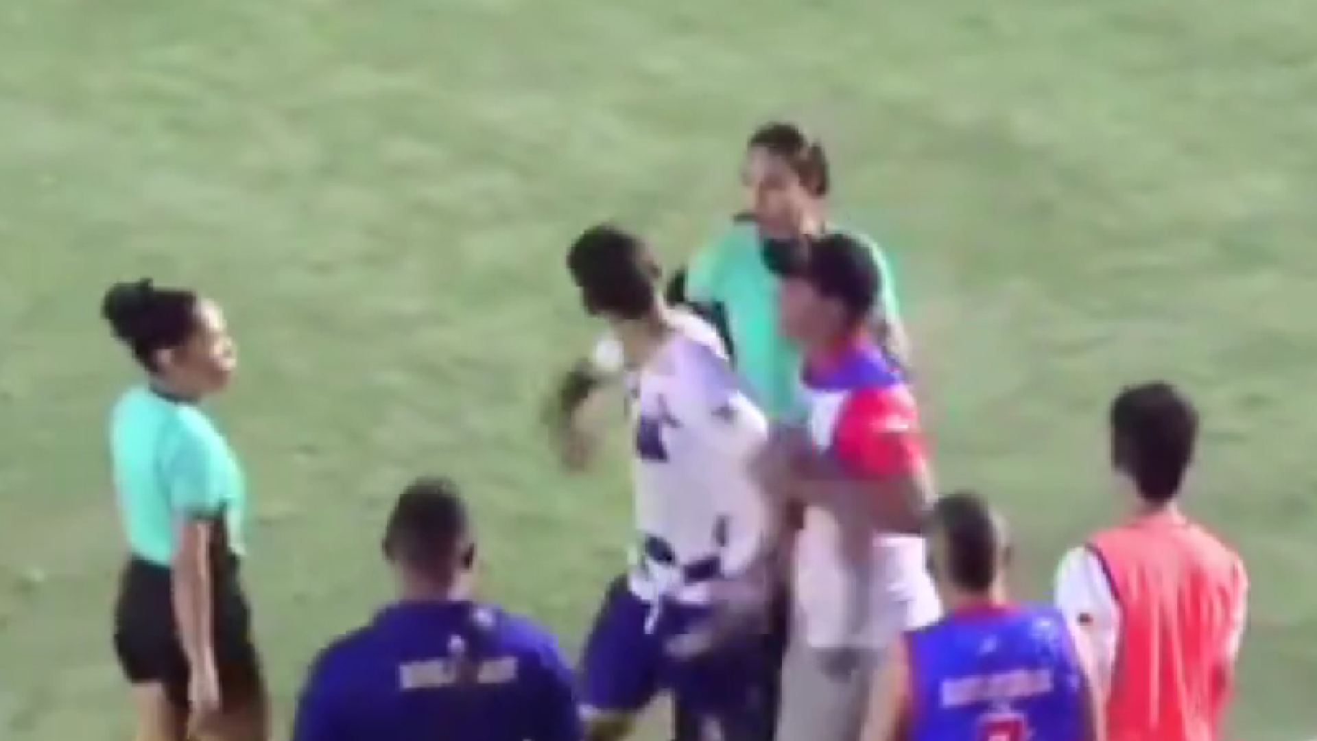 A árbitra Vanessa Ceballos foi agredida com um tapa no rosto pelo jogador Bolívar, do Real Alianza, após expulsá-lo em partida da terceira...