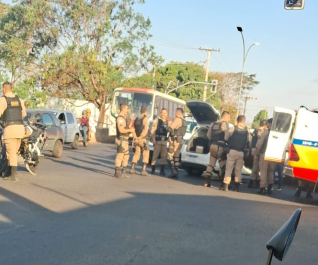 Perseguição termina em tiroteio, acidente e prisão de homem com extensa ficha criminal