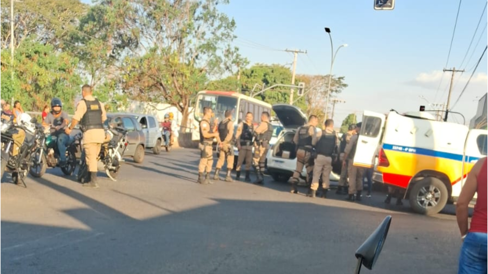 Perseguição termina em tiroteio, acidente e prisão de homem com extensa ficha criminal