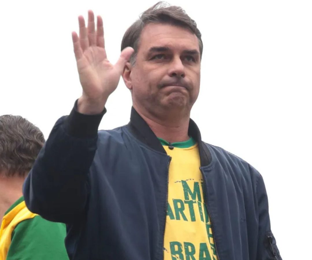 assessora de Flávio
