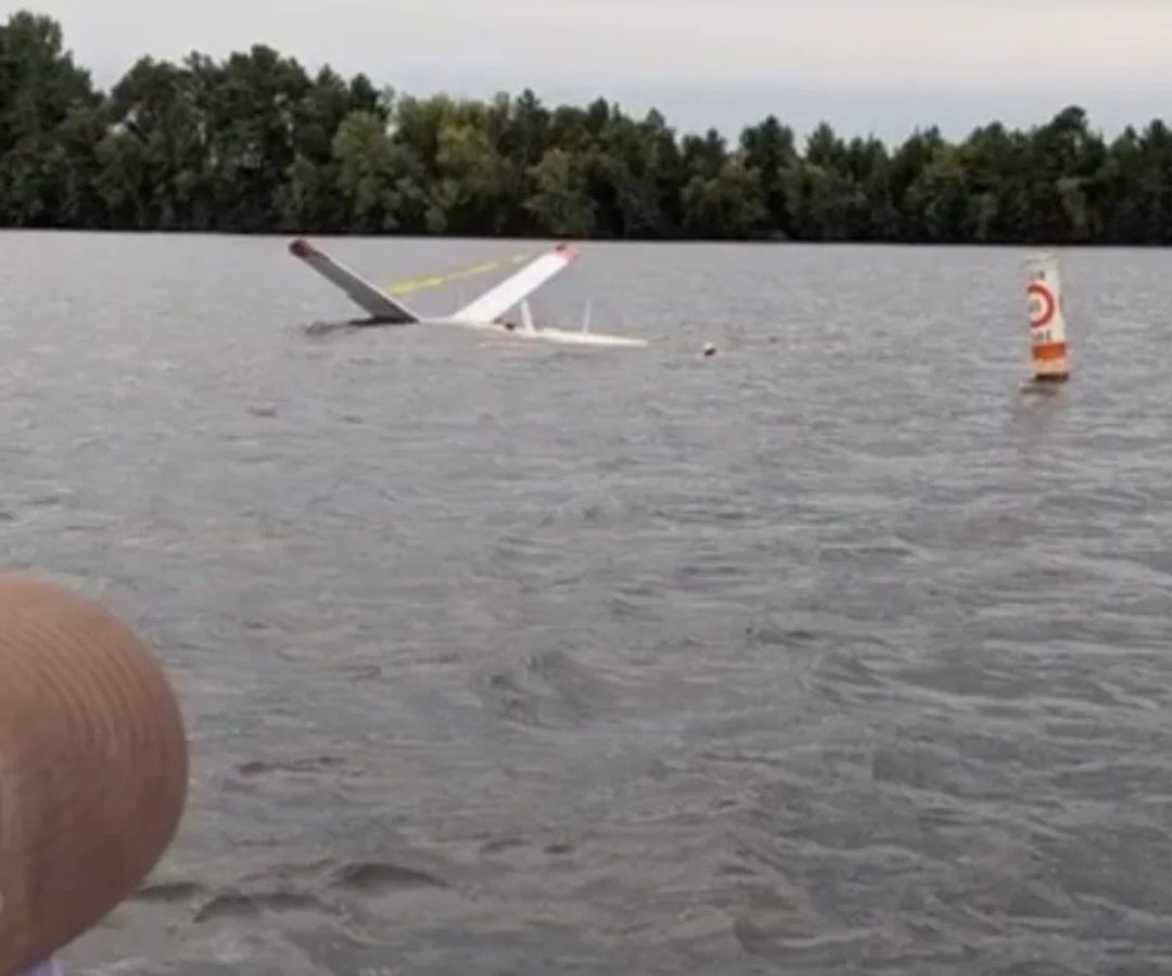 avião cai em lago nos EUA