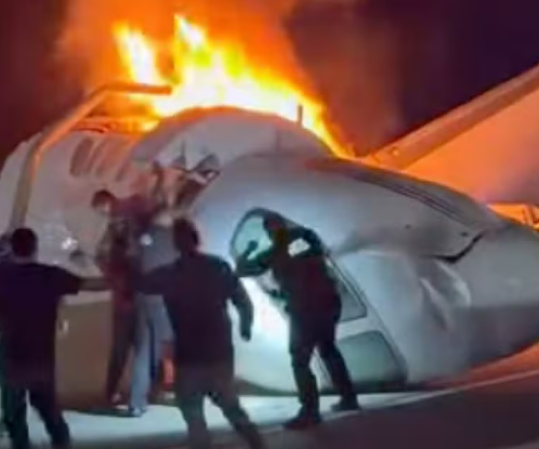 Tragédia aérea no Texas: queda de avião termina com morte e cenas de resgate intenso