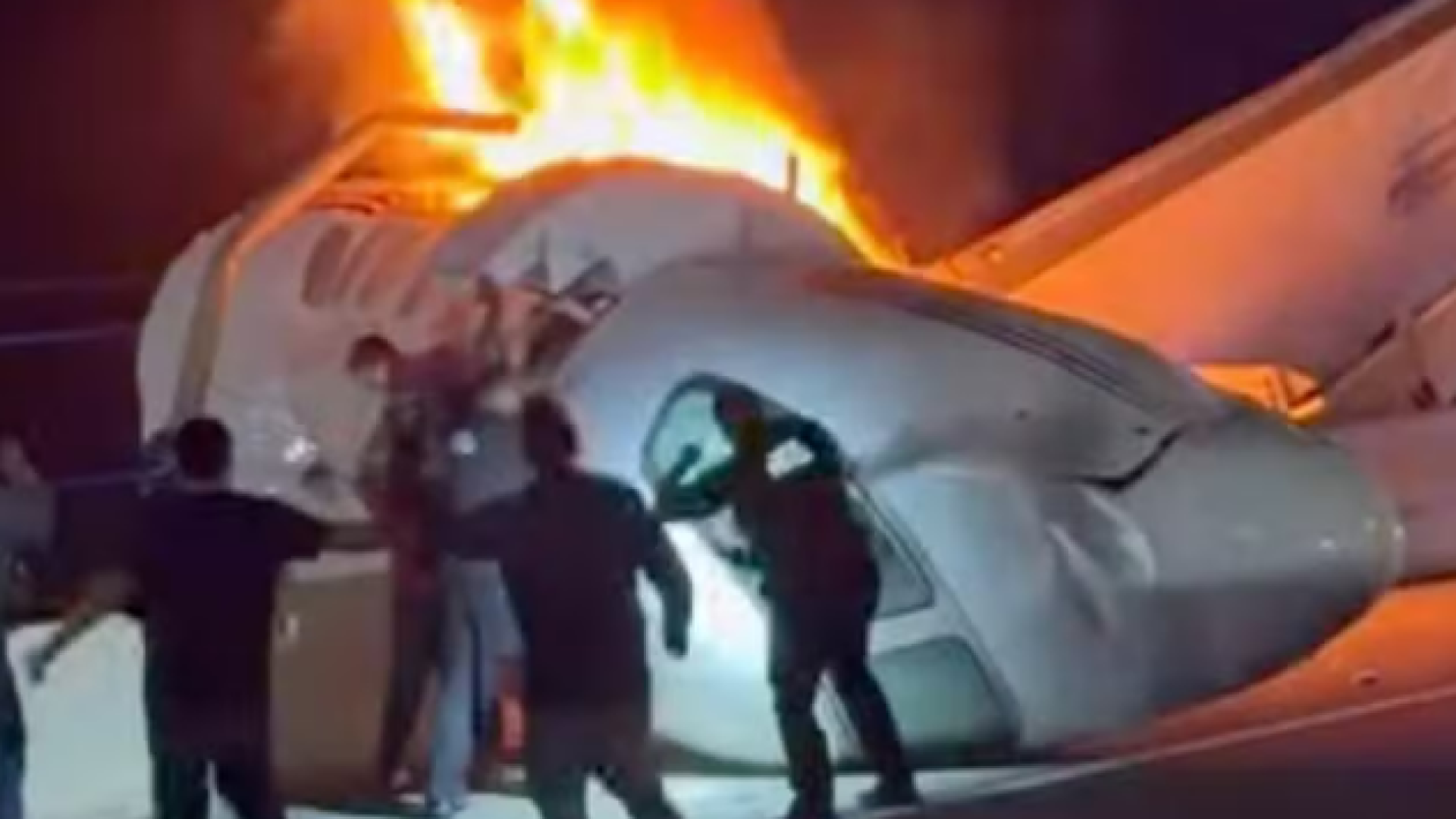 Tragédia aérea no Texas: queda de avião termina com morte e cenas de resgate intenso