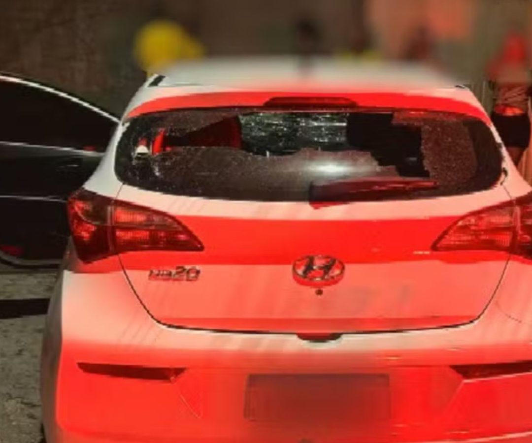 biomédica invade casa do ex com carro