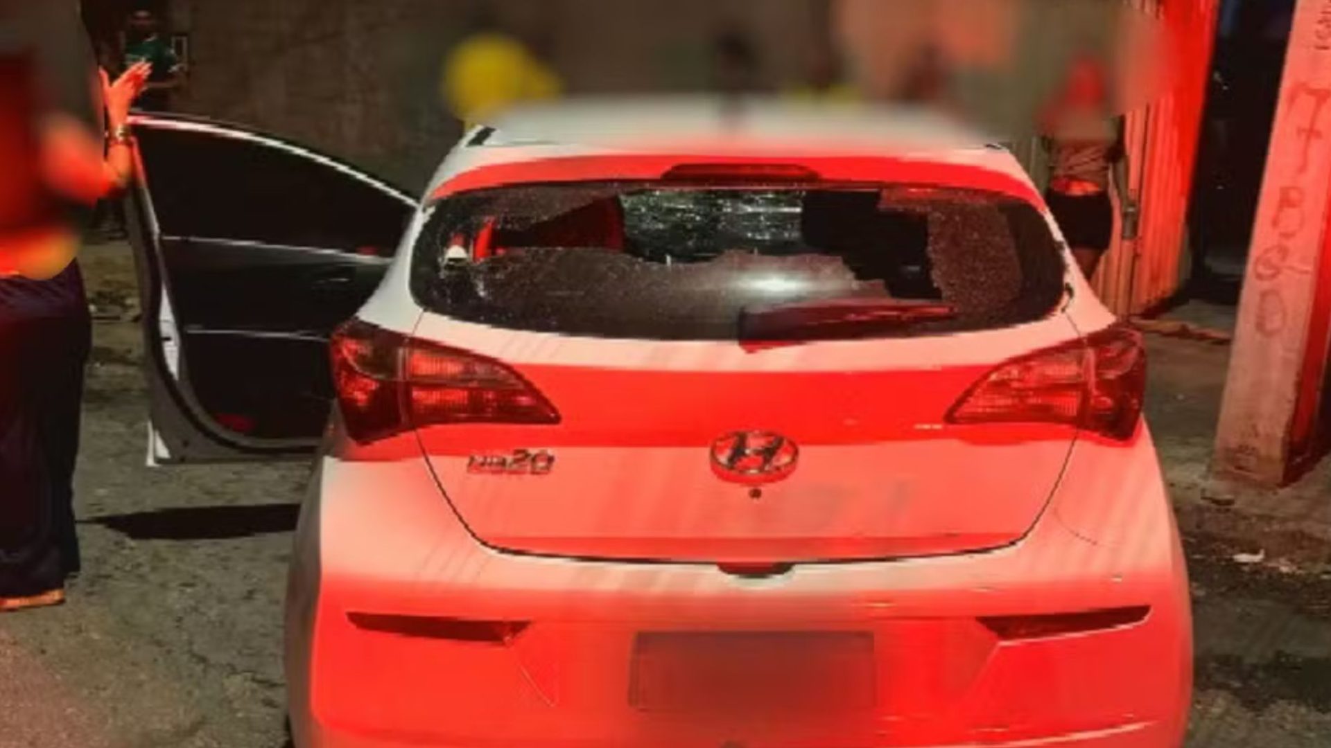 biomédica invade casa do ex com carro