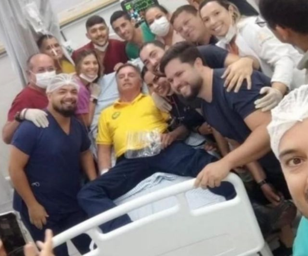 O ex-presidente Jair Bolsonaro (PL) segue internado no Hospital Rio Grande, em Natal (RN), após ser socorrido com dores abdominais.